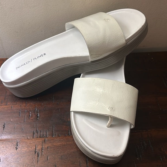 Donald Pilner Designer Sandals, white and cream, Size 7.5 - Picture 9 of 9